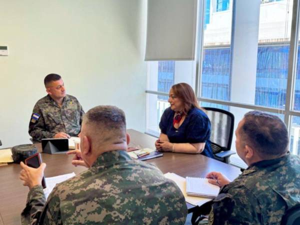 La ministra de Educación Arely Argueta se reunión con la comisión interventora del Instituto Nacional Penitenciario.