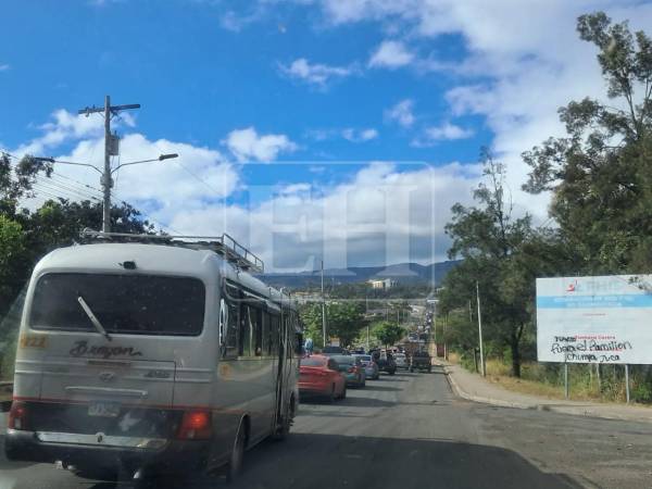 Largas filas de vehículos se formaron en el anillo periférico tras el cierre del puente desnivel Papa Francisco, que era utilizado como ruta alterna este miércoles ante el cierre del centro de la capital por la elección de la Junta Directiva provisional.