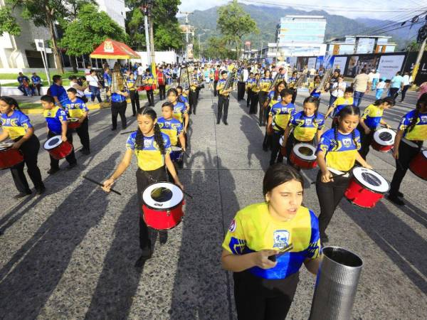 Niños y muchachos de diferentes centros educativos en San Pedro Sula salieron este domingo a desfilar en honor a la independencia de Honduras. Más fotos a continuación.