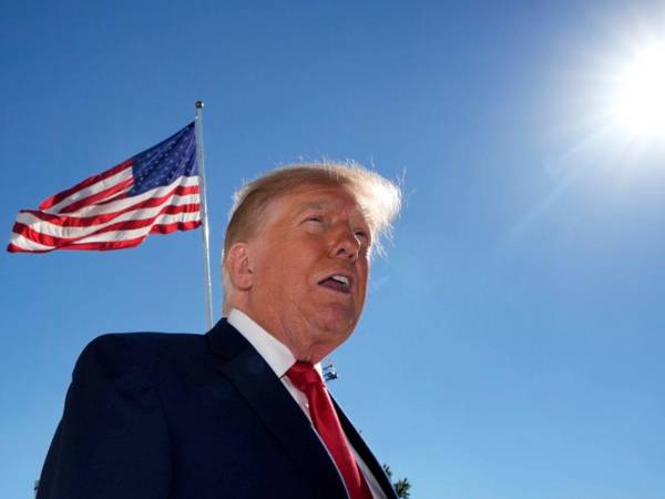 El presidente de Estados Unidos, Donald Trump, habla con los medios de comunicación en el jardín sur de la Casa Blanca antes de embarcar en el Marine One, rumbo a Port Huron, Michigan, en Washington D. C., EE. UU., el 25 de octubre de 2026.