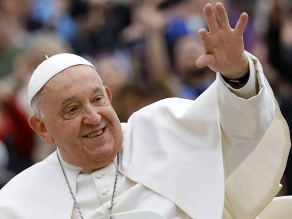 Según explica, la figura de Francisco es hoy parte de la vida del barrio, como si fuera un vecino más: una apropiación popular de la figura del papa argentino.