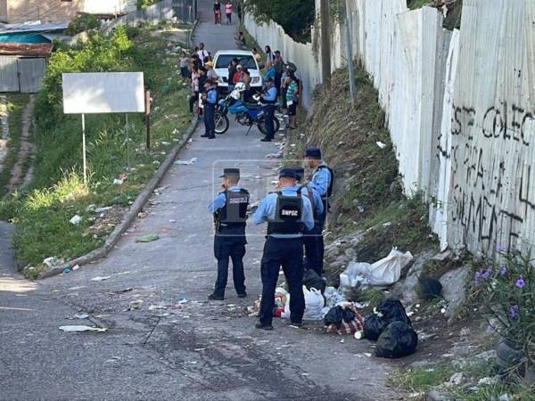 Autoridades realizaron el levantamiento de dos personas asesinadas a balazos, cuyos cuerpos fueron encontrados entre la maleza en la colonia 14 de Enero de Comayagüela.