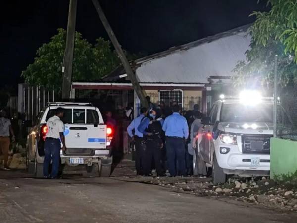 Elementos de la Policía Nacional llegaron a la escena del crimen para iniciar las investigaciones.