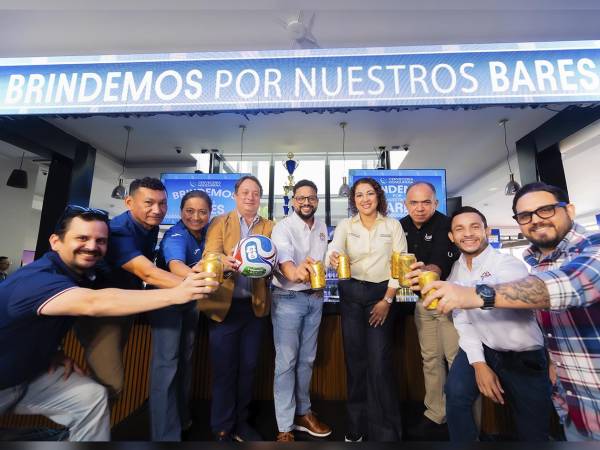 Cervecería Hondureña reunió a emprendedores, representantes gremiales y autoridades para celebrar la iniciativa global “Brindemos por nuestros bares”, destacando el impacto positivo de estos negocios en Honduras.