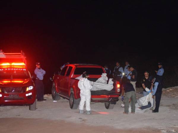 Personal de Medicina Forense sube a un carro los cuatro cuerpos en La Cañada.