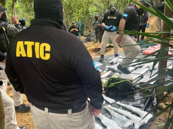 La Agencia Técnica de Investigación Criminal (ATIC) realizó un operativo en una zona montañosa en Omoa, Cortés, donde decomisó drogas y armas que pertenecerían a la Mara Salvatrucha (MS-13).