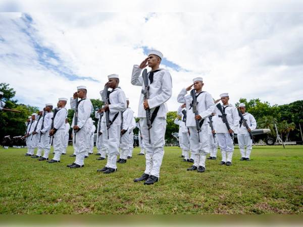 Les guste o no, los miembros de la Fuerza Naval tienen que obedecer, de lo contrario son dados de baja o enviados a misiones a las zonas más remotas en el litoral atlántico.