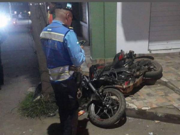 Las motocicletas quedaron a un lado de la calle, cerca de un poste del tendido eléctrico en el barrio La Mora.