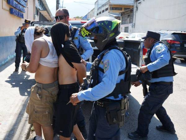 Las investigaciones apuntan a que los sospechosos se movilizaban en una mototaxi al momento de la detención, la cual se encontraba en el lugar del operativo.