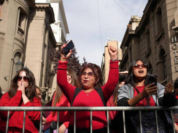 Simpatizantes de la candidata a la Presidencia de Chile por el partido Unidad por Chile, Jeannette Jara, reaccionan durante la segunda vuelta presidencial en Chile este domingo, en Santiago (Chile)