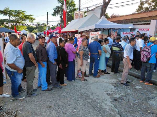 Decenas de personas llegaron a ejercer el voto desde tempranas horas de la mañana del 30 de noviembre.