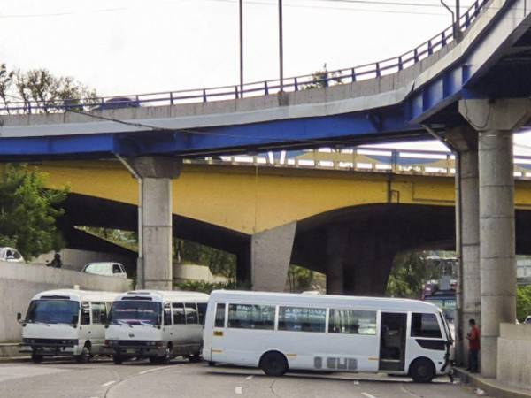 Ciudadanos denuncian asaltos nocturnos en el puente Las Brisas, cerca de Metromall, y piden operativos policiales para mejorar la seguridad.
