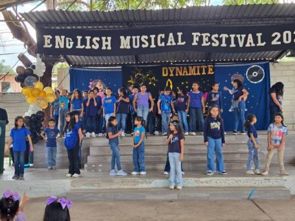 Canciones, creatividad y entusiasmo marcaron el Festival Musical en Inglés 2026 de la Escuela Roberto Sosa, una actividad que cada año reúne a los estudiantes para demostrar sus habilidades y conocimientos adquiridos en este idioma.