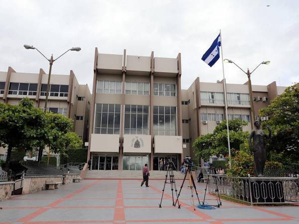 El caso avanza tras la revisión de las pruebas presentadas por el Ministerio Público, que incluyen presuntos actos de abuso de autoridad y manejo indebido de documentos oficiales.