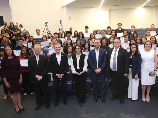Autoridades de UNITEC y Fundación Nasser celebran la décima entrega de becas en una emotiva ceremonia.