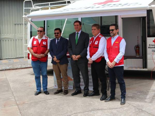 España hizo la entrega de una unidad móvil a la Cruz Roja Hondureña.