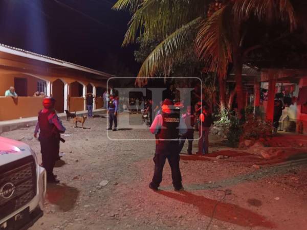 Elementos de la Policía Nacional de Honduras llegaron hasta el lugar donde se registró el doble crimen.