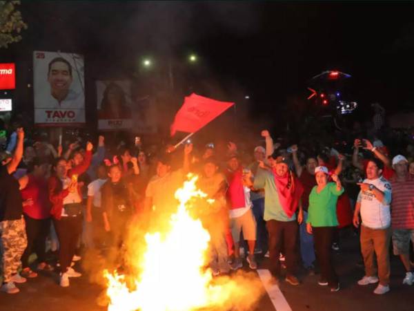 Militantes del Partido Libertad y Refundación (Libre) salieron a protestar desde la noche del martes. La Misión de la OEA llamó a todos los actores políticos a mantener la calma.