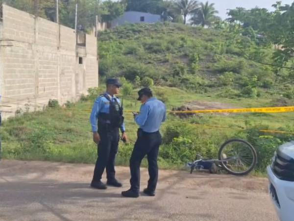 Elementos de la Policía Nacional de Honduras llegaron hasta la escena del crimen.
