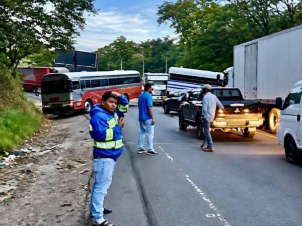 Calles y carreteras amanecen tomadas por protestas contra los fuertes aumentos a los combustibles