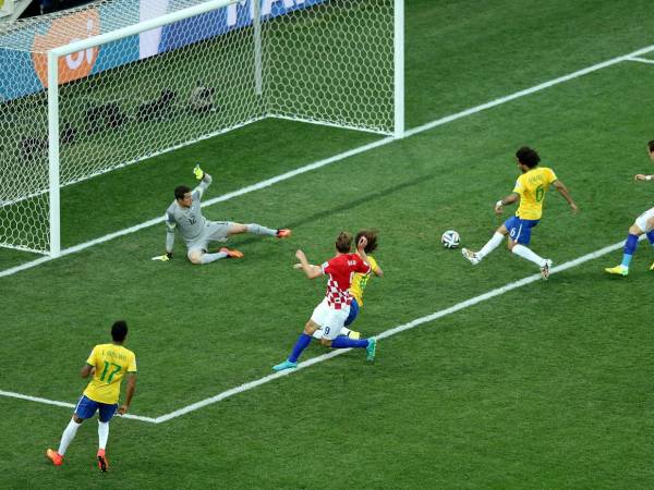 El 12 de junio de 2014 en la que se observa al defensa brasileño Marcelo Vieira (2d) al marcar un gol en propia puerta durante el partido inaugural del Mundial de Fútbol de Brasil 2014 entre Brasil y Croacia en el estadio Arena de São Paulo. Esta cifra forma parte de las 2,720 anotaciones totales en la historia de la competición, lo que representa un poco menos del 2 % de los tantos.