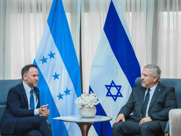 Nadav Goren presentó sus copias de estilo en agosto de 2024 ante el entonces canciller Eduardo Enrique Reina.