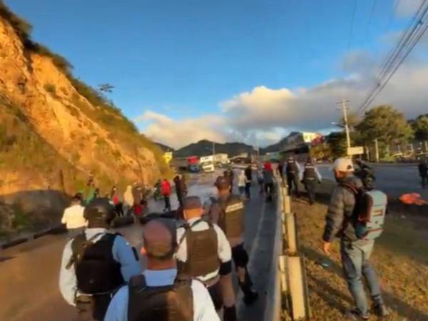 La Policía acudió desde temprano para hacer el respectivo desalojo.