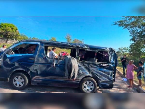 El microbús en el que viajaban quedó bastante dañado a causa del accidente.