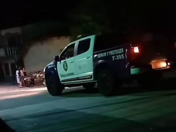La Policía Nacional llegó a la escena del crimen para indagar sobre el hecho violento.