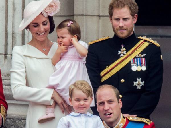 Harry prioriza la reconciliación, pero Carlos III y William guardan silencio.
