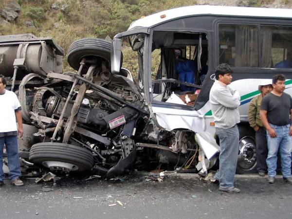 También, el gobernador de Nayarit, Miguel Ángel Navarro, lamentó el trágico accidente al tiempo que expresó su pésame a familias de las víctimas.