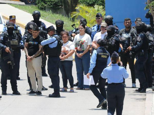 Los cinco detenidos fueron trasladados desde El Paraíso, hasta la capital de la República, para ser llevados a los tribunales de justicia.