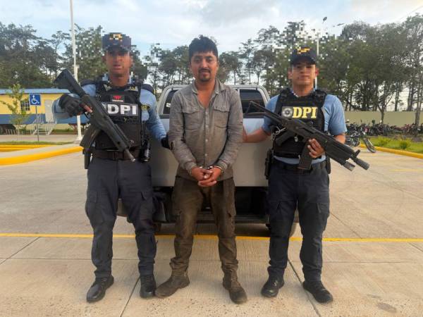 El detenido Luis Francis Lorenzo Sánchez, al ser capturado por la autoridad policial.