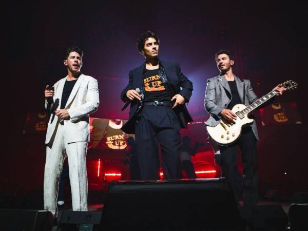 Los Jonas Brothers han lanzado Hey Jonas!, un pódcast semanal en alianza exclusiva con iHeartMedia. El martes 19 de mayo quedó disponible un episodio introductorio de 13 minutos, mientras que el primer capítulo oficial se estrenó hace apenas unas horas.