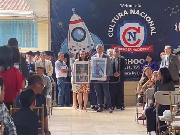 Este día su clase se graduó y junto con ellos Emily, que aunque no estuvo presente físicamente, su recuerdo permanece nítido.