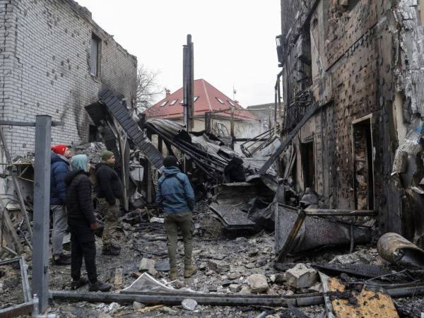 Residentes inspeccionan los daños en el lugar de un ataque ruso contra un edificio privado en Kiev, Ucrania, el 27 de diciembre de 2025, durante la invasión rusa. Al menos una persona murió y otras 27 resultaron heridas, incluidos dos niños, en Kiev como resultado de los ataques combinados rusos contra Ucrania durante la noche, utilizando unos 500 drones de choque y 40 misiles de diferentes tipos, según el Servicio Estatal de Emergencias de Ucrania.