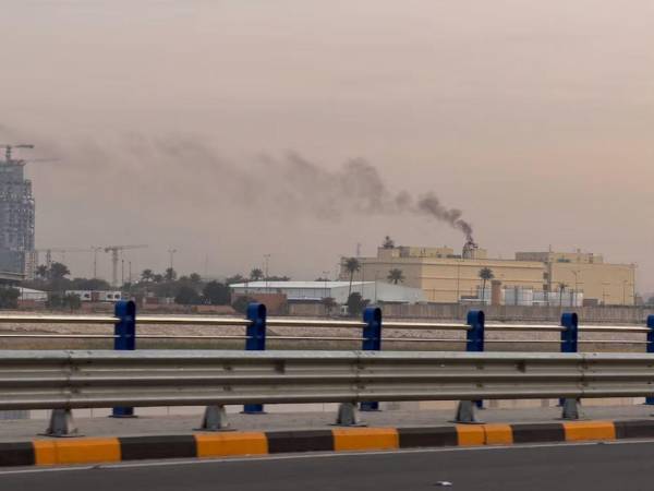 El humo saliendo desde la sede diplomática estadounidense.