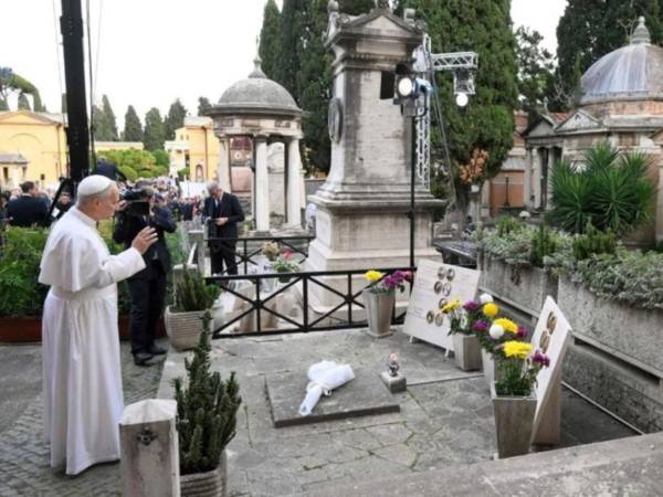 El papa acude al cementerio de Roma para rezar por los muertos de los que nadie se acuerda.