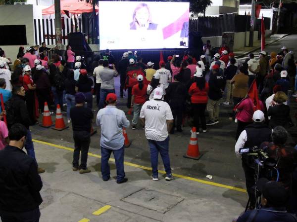 La militancia de Libertad y Refundación (Libre) dio sus últimos vivas la noche del lunes, mientras escuchaban el discurso de su candidata Rixi Moncada.