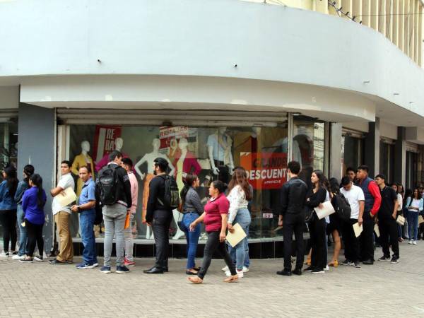 Miles de personas en Honduras buscan una oportunidad de empleo.