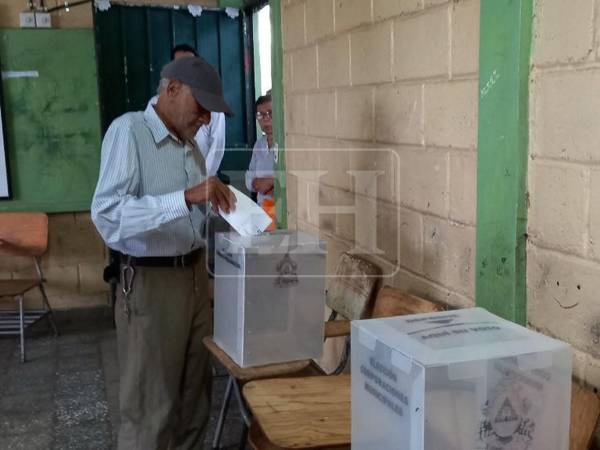El ciudadano acudió responsablemente a la urna a cumplir su deber como hondureño.