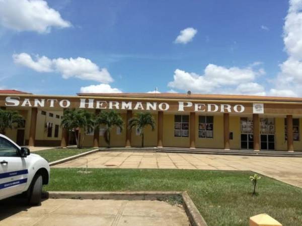 El oficial de la policía fue ingresado al Hospital Santo Hermano Pedro, en Catacamas.