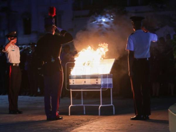 La Bandera Nacional de la Plaza Central de Tegucigalpa fue incinerada este lunes 31 de agosto.