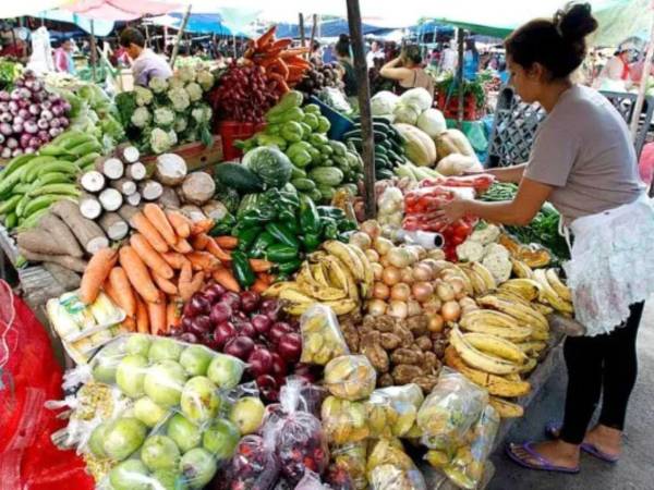 Varios productos de la canasta básica se mantienen estables, aunque las frutas reportan un aumento.