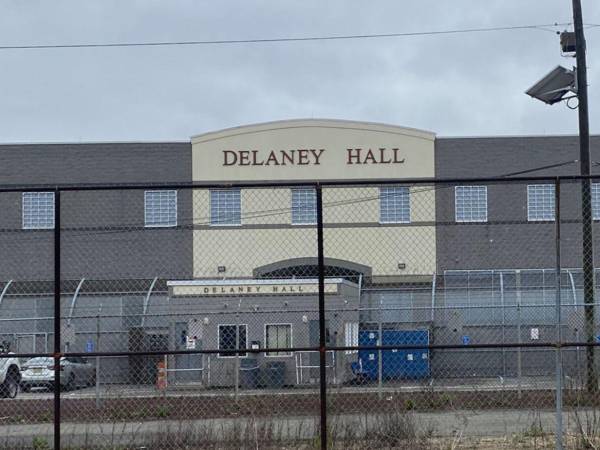 Dentro de este centro de detención en Newark, Delaney Hall, se habrían cometido las violaciones de derechos civiles.