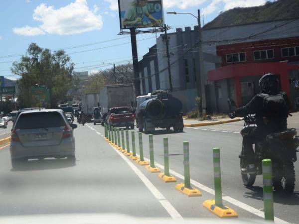 La AMDC colocó polines en varios tramos de la carretera para ordenar el tráfico, lo que no se ha reflejado en una circulación rápida de los vehículos, ya que la rotonda elimina un carril en cada lado de la rotonda.