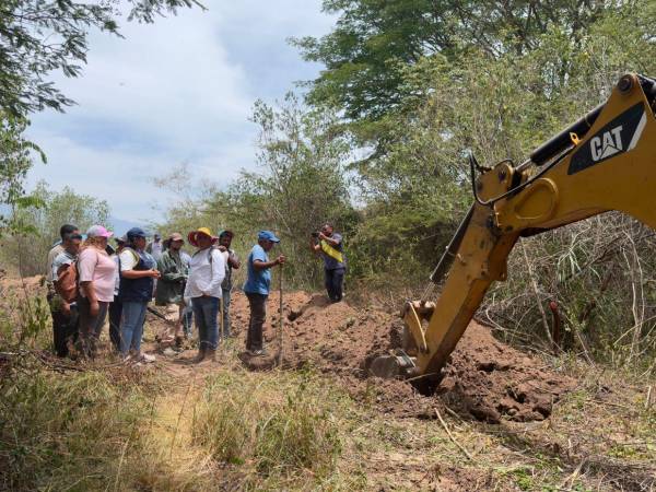Tras la petición de los pobladores, la Vicealcaldía gestionó maquinaria para facilitar los trabajos de un proyecto que llevará agua a 400 familias.