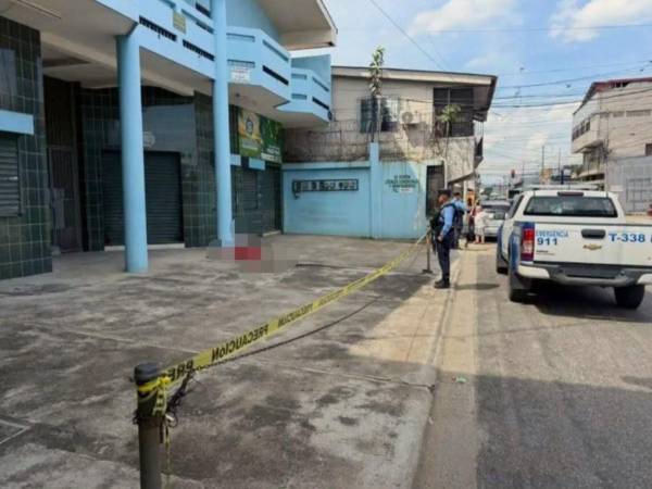 Elementos de la Policía Nacional llegaron al lugar después de recibir una llamada de emergencia.