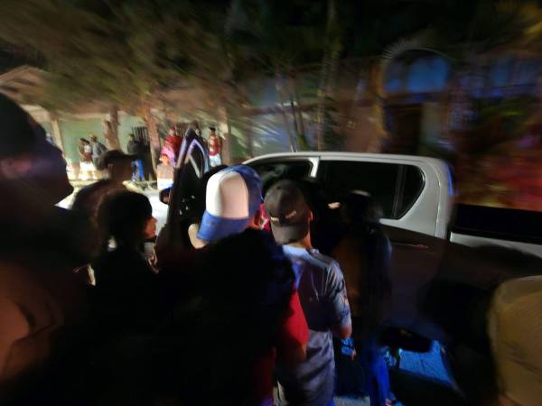 Personas llegaron a la escena donde se encontraba el cuerpo sin vida de Maicol Siles.