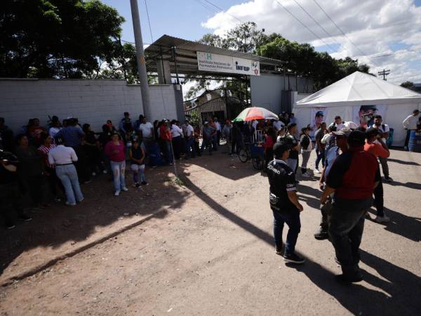 Los colectivos del Partido Libertad y Refundación (Libre) continuaban este día aguardando en el portón del Infop.